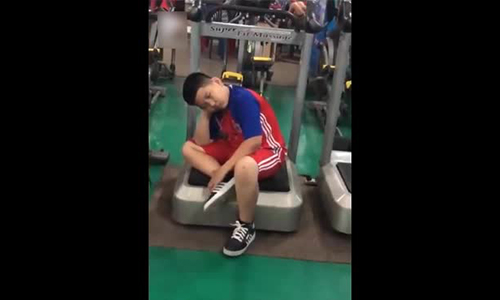 Video: Đang buồn ngủ mà phụ huynh lại "đẩy" đi tập gym