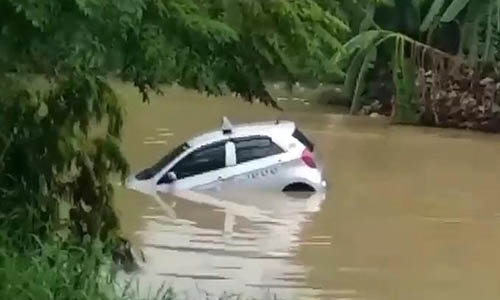 Video: Tài xế quên kéo phanh tay, taxi trôi thẳng xuống sông