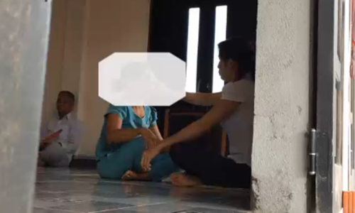 Video: Tận mắt chứng kiến cách “chữa bệnh” bằng cách đánh vào người