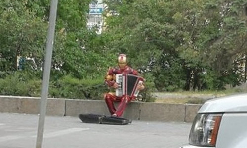 Khi Iron Man đã tiêu diệt tất cả kẻ thù nhưng vẫn phải kiếm cơm