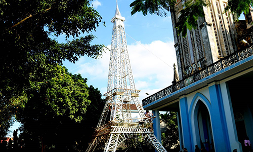 Độc đáo “tháp Eiffel tre” cao 22m chào đón Giáng sinh 2018