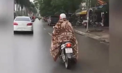 Video: Hốt hoảng nữ "ninja" đi xe máy quấn chăn kín mít chống rét