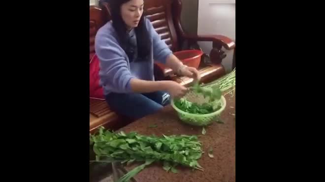 Video: Trong cái khó chị em bỗng “ló” ra sự khôn ngoan không tưởng