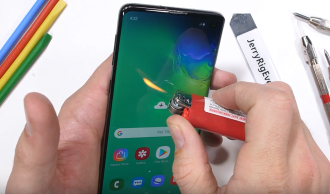 Video: Cắn răng nhìn Galaxy S10 bị "rạch mặt"