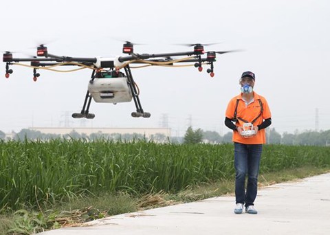 Video: "Phi công" lái drone: Nghề cực 'hot' ở nông thôn Trung Quốc