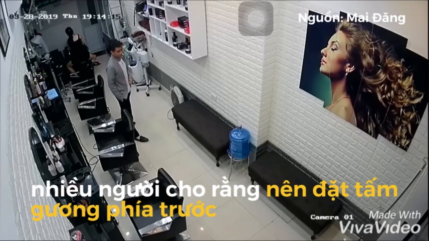 Video: Người phụ nữ bị trộm túi xách ngay sau lưng khi gội đầu cho khách