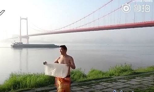 Video: Tổng Giám đốc bơi hơn 2km qua sông mỗi ngày để... đi làm