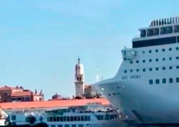 Video: Tàu du lịch khổng lồ mất lái, tông vào bến tàu Venice