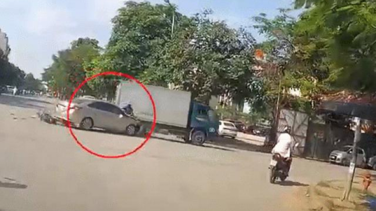 Video: Thanh niên văng lên nắp capo thoát chết thần kỳ sau tai nạn kinh hoàng