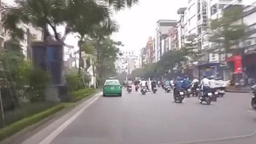 Video: Người đi bộ bị xe tông khi qua đường không đúng