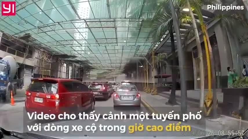 Video: Cần cẩu rơi từ tầng 34 xuống đường trong giờ cao điểm