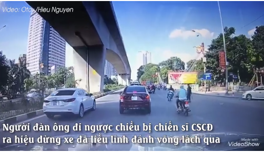 Video: Lạng lánh tránh CSCĐ, quái xế đi ngược chiều húc bay thanh niên Grab