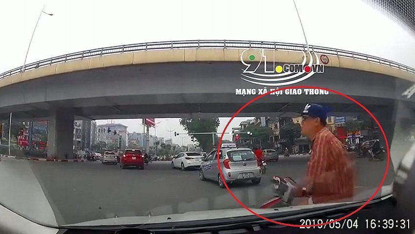 Video: Người đàn ông lao thẳng xe máy vào đầu ô tô để ăn vạ