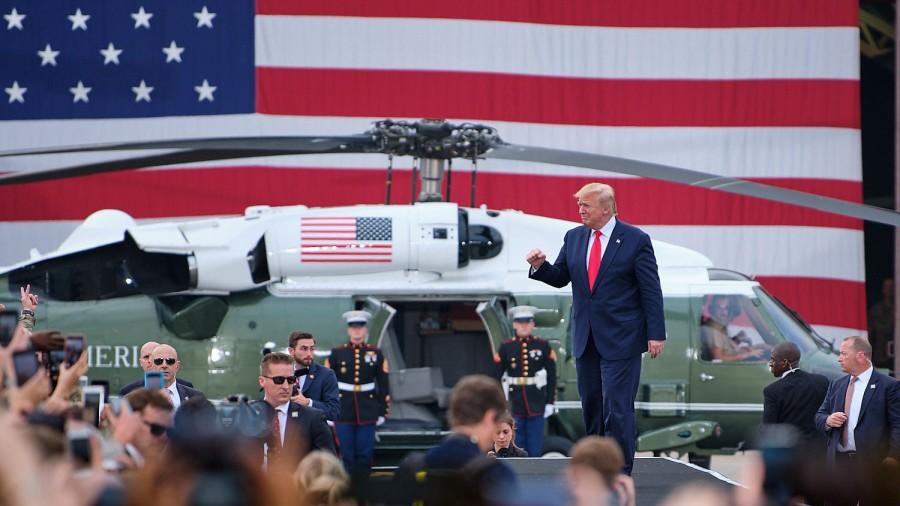 Video: Trực thăng Marine One đưa ông Trump vào tận sân khấu giao lưu với binh sĩ Mỹ