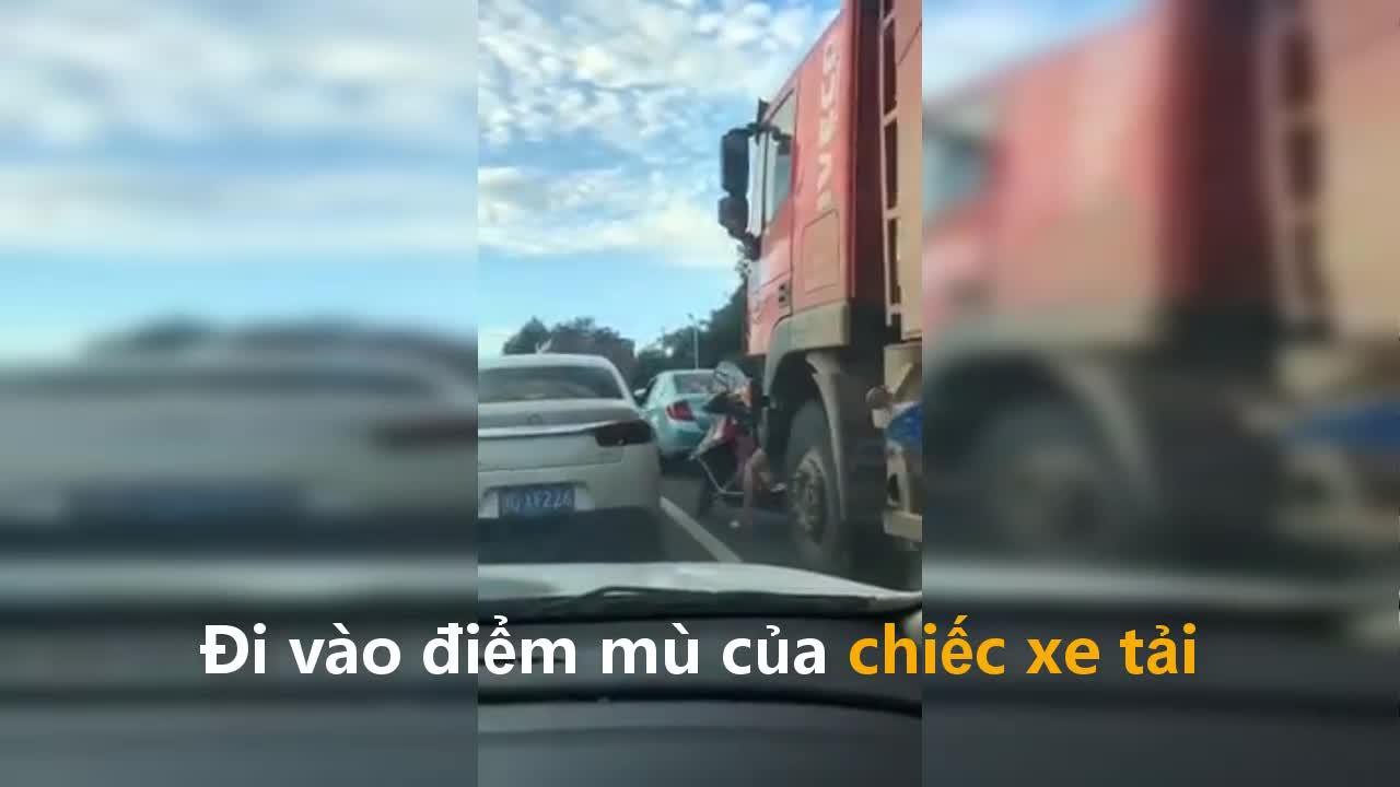 Video: Người phụ nữ thoát chết đến khó tin khi bị xe tải cuốn vào gầm