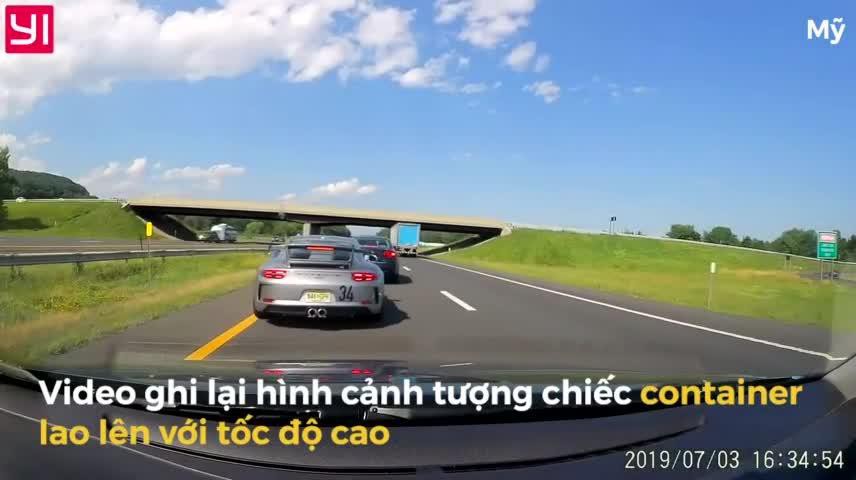 Video: Tài xế Porsche 911 thoát chết gang tấc nhờ tài lái xe điêu luyện