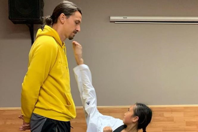 Video: Zlatan Ibrahimovic bình tĩnh đối mặt cú đá từ 'taekwondo kid'