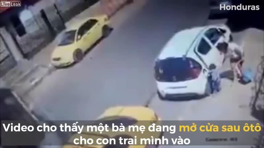 Video: Bé trai 2 tuổi bị xe tải tông tử vong sau khi buông tay mẹ chạy ra đường