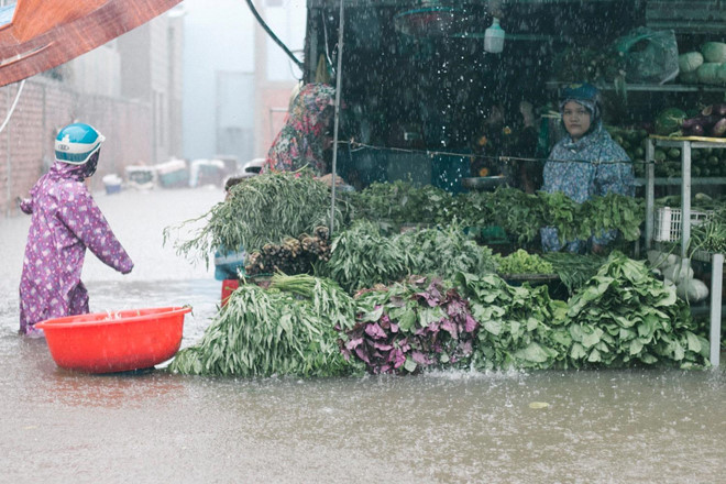 Người dân vật lộn mưu sinh trong trận ngập lụt kinh hoàng ở Phú Quốc