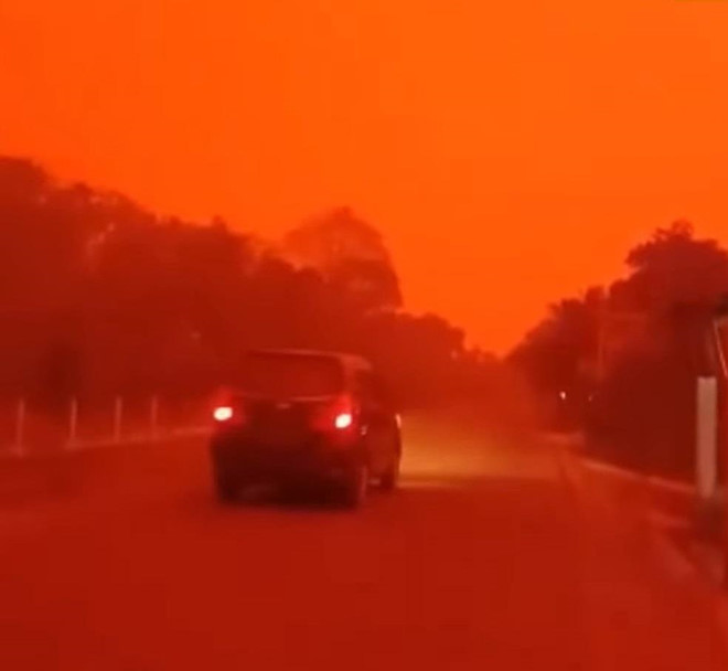 Video: Bầu trời Indonesia đỏ như máu giữa ban ngày do cháy rừng