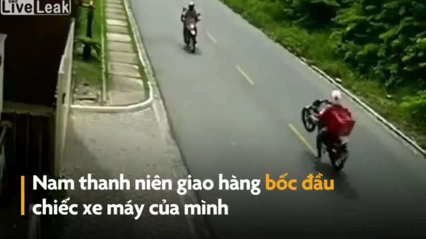 Video: Shipper bốc đầu xe máy, đâm vào người đi đường như phim hành động