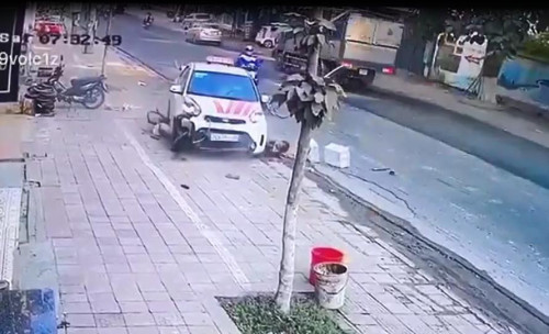 Video: Taxi mất lái tông trúng 2 người phụ nữ đi nhặt ve chai