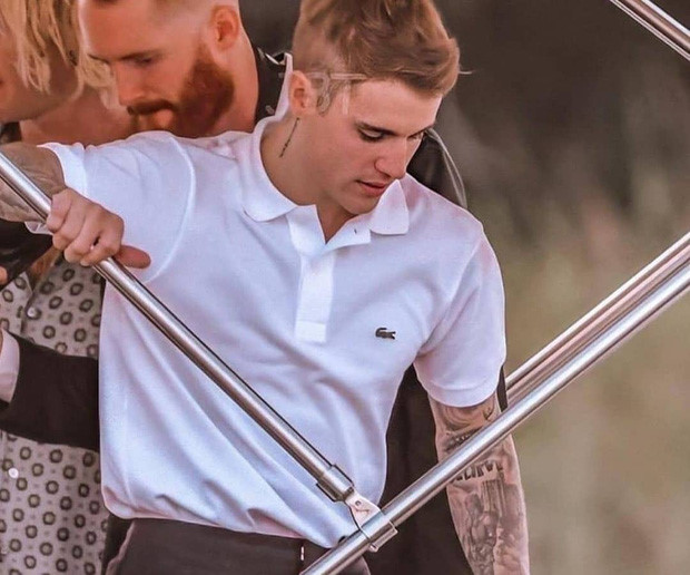 Justin Bieber lấy lại vẻ ngoài phong độ trong ngày cưới