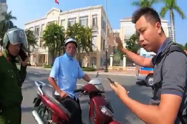 Video: Bị lập biên bản, thanh niên nói ‘công an đánh dân’ rồi khóa xe bỏ đi