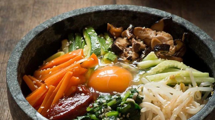 Video: Tự làm cơm trộn bibimbap ngẫu hứng chuẩn vị Hàn Quốc