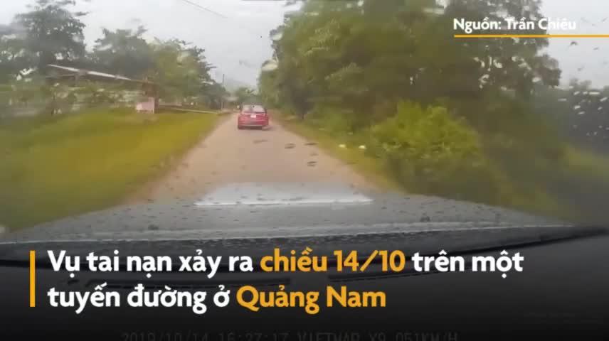 Video: Phóng nhanh khi ôm cua, ôtô lao thẳng xuống ruộng