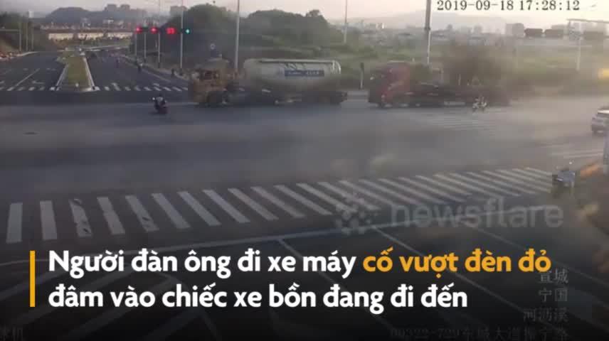 Video: Vượt đèn đỏ, người đàn ông suýt mất mạng dưới gầm xe container