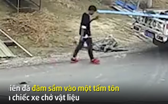 Video: Mải sử dụng điện thoại trên đường, chàng trai nhận cái kết đau đớn