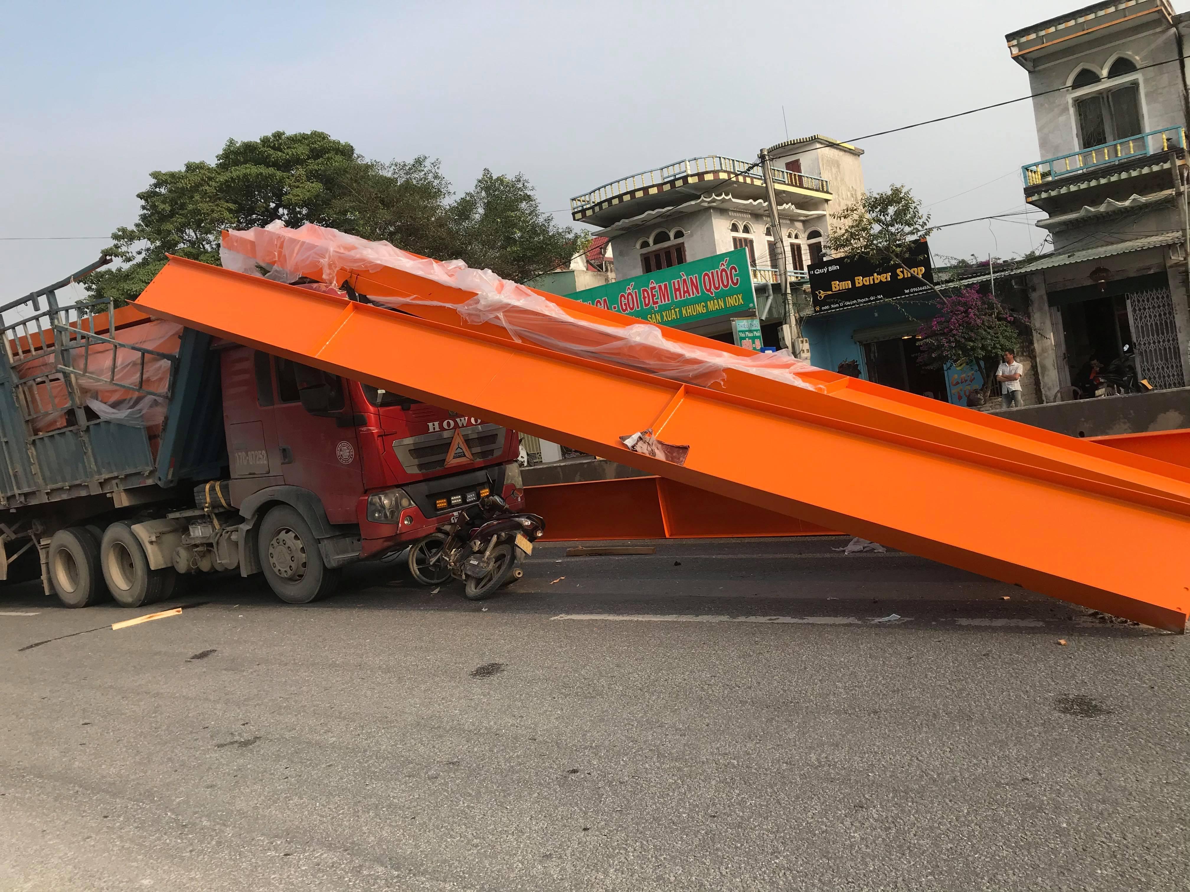 Video: Xe máy đi ngược chiều găm vào đầu container, ba mẹ con thoát chết