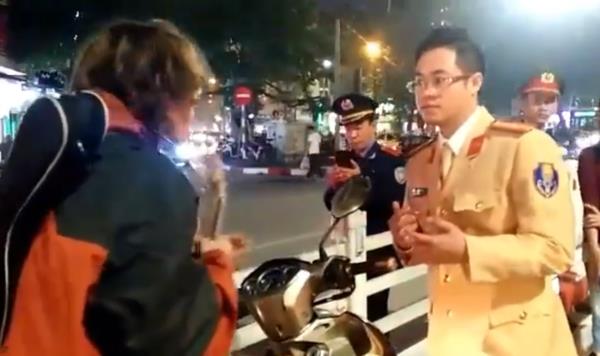 Video: Phó phòng CSGT "bắn" tiếng Anh như gió xử lý thanh niên nước ngoài vi phạm