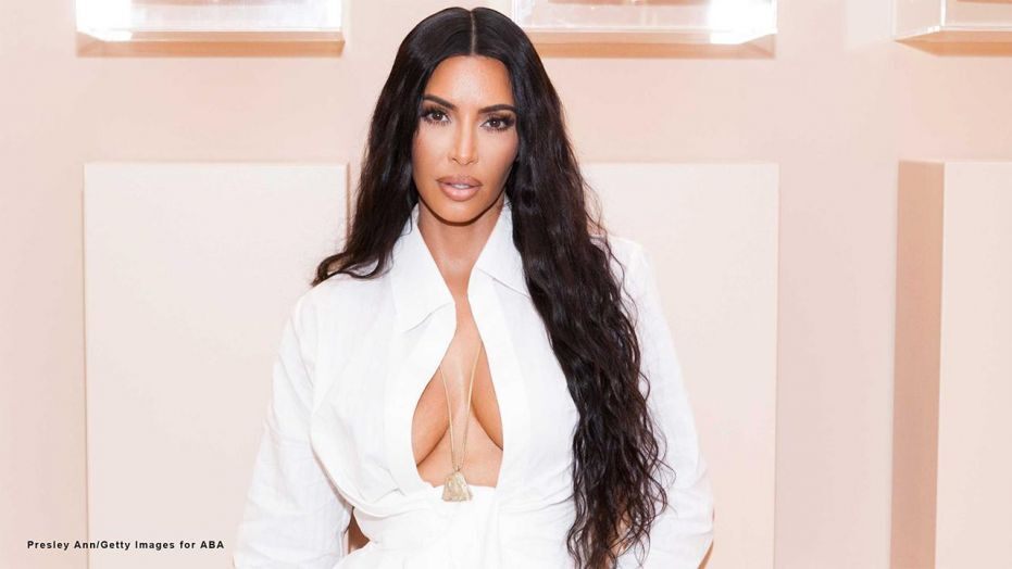 Video: Loạt bộ cánh khoe đường cong gợi cảm "chết người" của Kim Kardashian