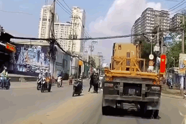 Video: thanh niên đạp đôi nam nữ bay vào gầm container