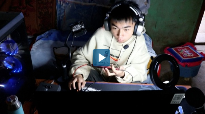 Video : Chàng trai khuyết tật làm streamer để phụ giúp gia đình