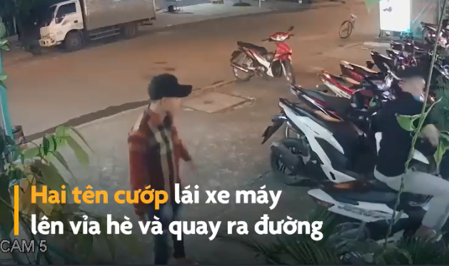 Video: Bé gái ngơ ngác khi bị giật điện thoại