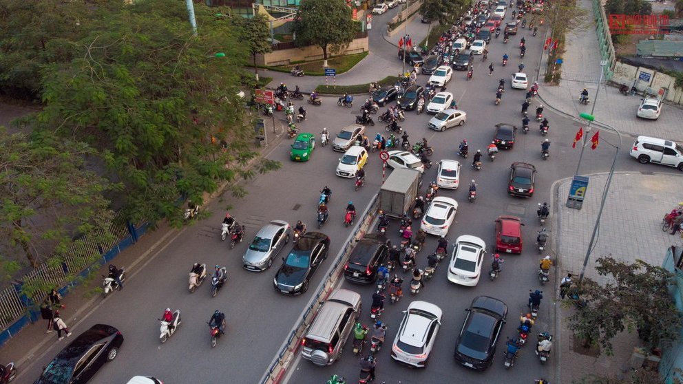 Video: Bất chấp biển cấm hàng loạt ô tô xe máy quay đầu