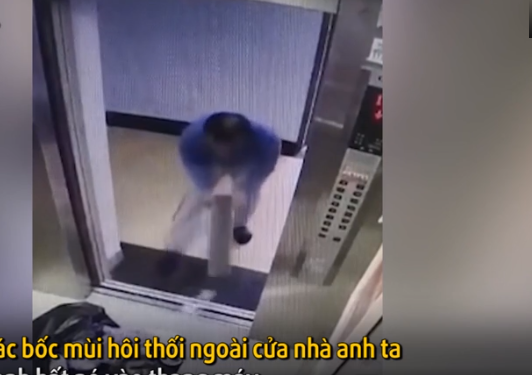 Video: Hành động gây sốc của người đàn ông tại thang máy chung cư