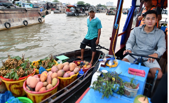 Trái cây lưu động ở chợ nổi Cái Răng