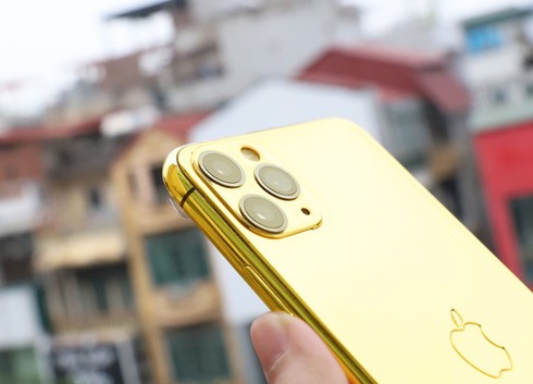 Tận thấy iPhone Pro Max mạ vàng 24K tại Việt Nam