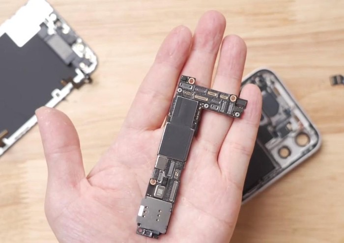 Thất vọng khi mổ iPhone 12 mini, pin bé khó đủ đáp ứng nhu cầu