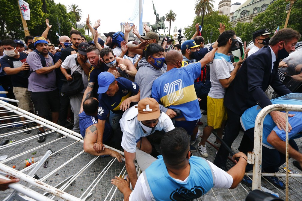 Bạo loạn xảy ra ở đám tang huyền thoại Diego Maradona