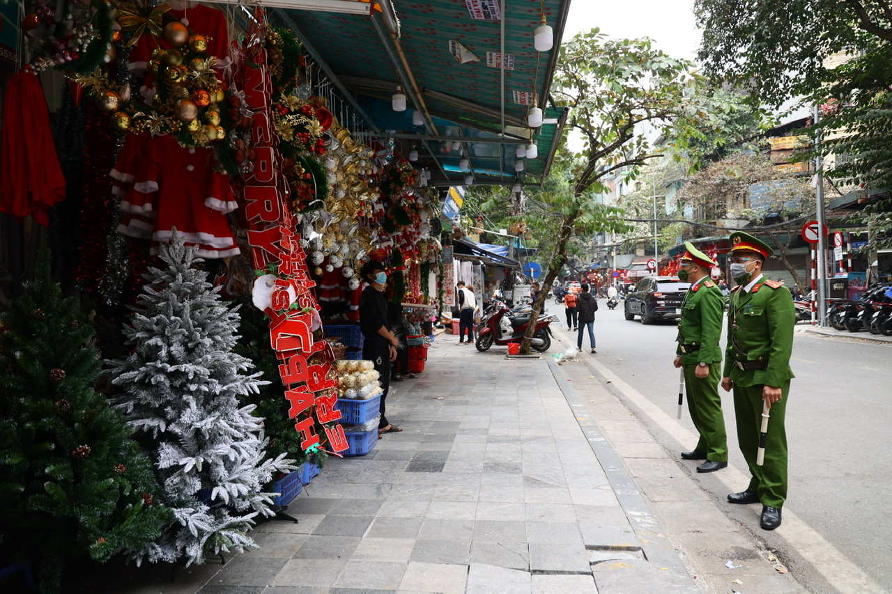 “Vùng lõi” Hà Nội siết chặt phòng dịch, giới trẻ ngậm ngùi nhìn điểm check-in Noel bị hạn chế