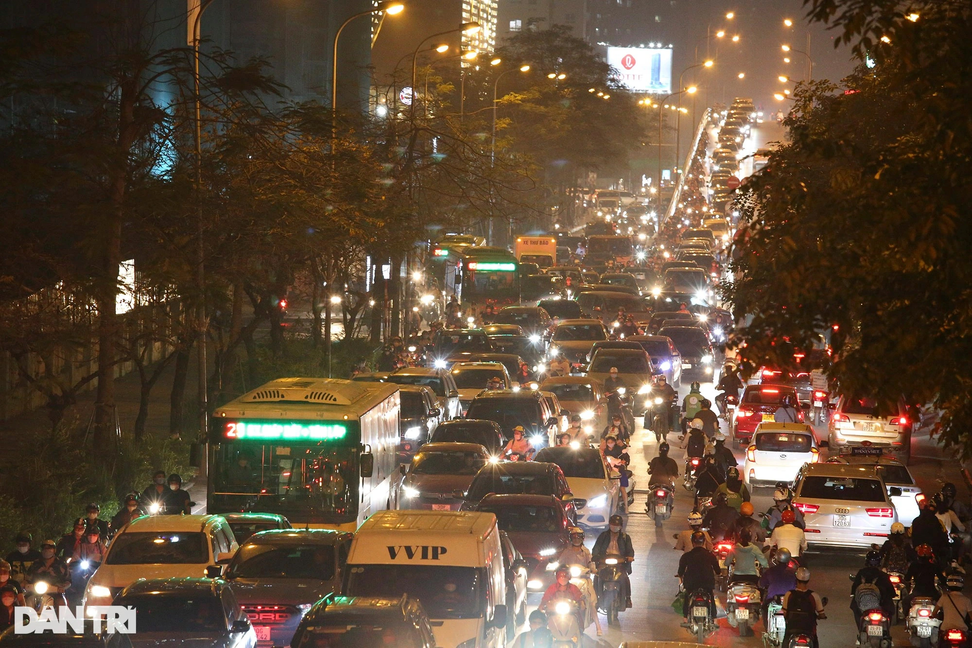 Đường phố ùn tắc giờ cao điểm, “bình thường cũ” ở Hà Nội đã quay trở lại?