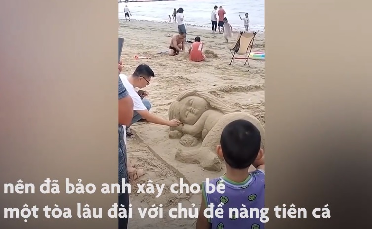 Video: Ông bố xây lâu đài nàng tiên cá tặng con gái