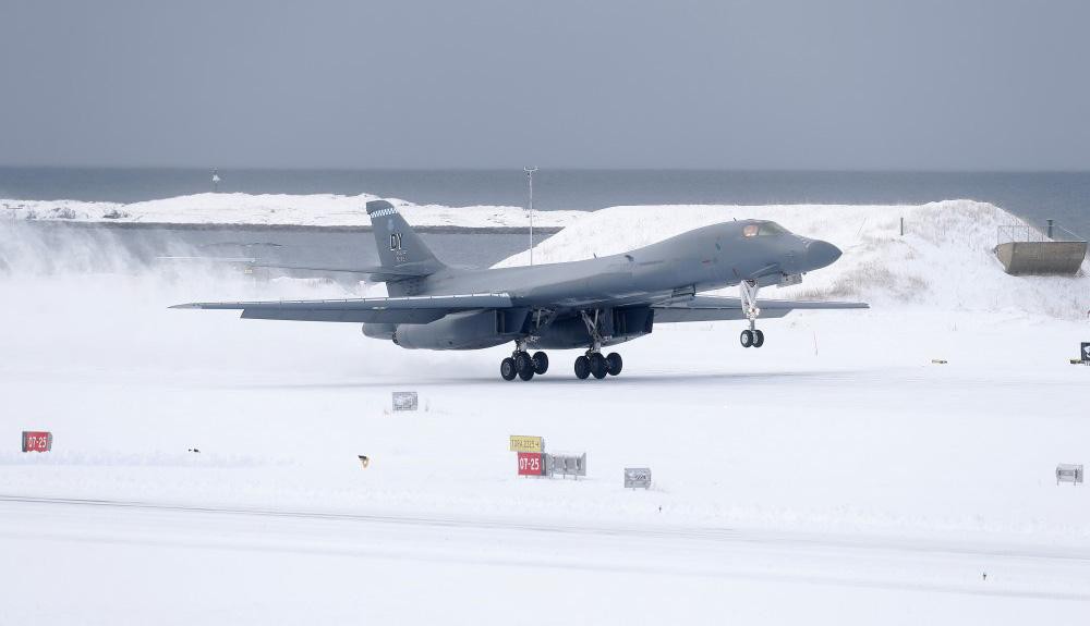 B-1B Lancer Mỹ hạ cánh thẳng lên tuyết, gửi lời thách thức tới Nga