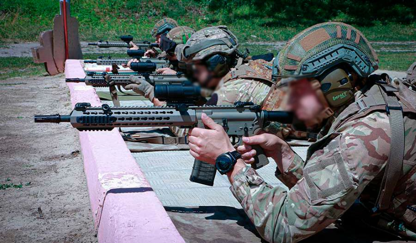 Vệ binh Quốc gia Ukraine thay thế súng AK bằng súng AR-15 Mỹ