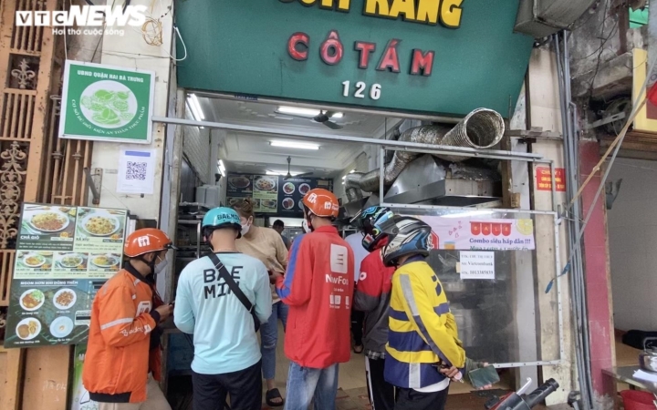 Rang cơm bằng máy, chủ quán rảnh tay đếm tiền trăm suất